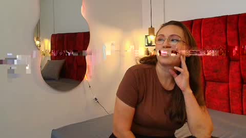 _monaliza_ online show from April 18, 12:20 pm