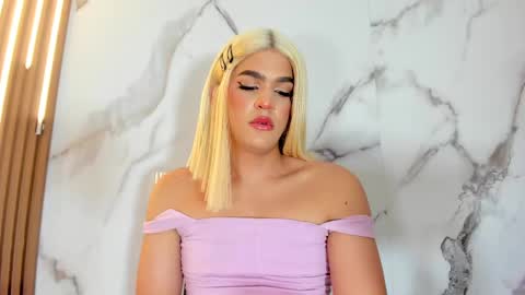 Snapshot of _naomi_fox chatting on March 8, 12:44 am shantall online show from March 8, 12:44 am