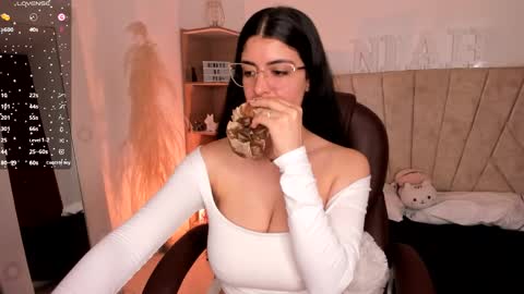 Niah  You can call me Ni or cutie haha online show from March 4, 12:18 am