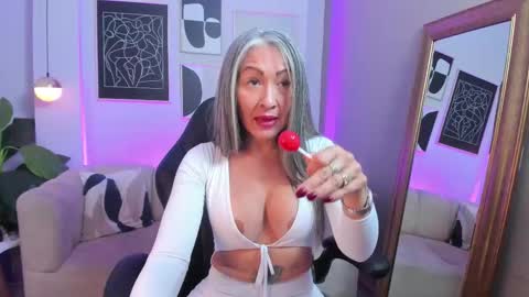 _nicoletteshea_ online show from March 7, 2:47 pm