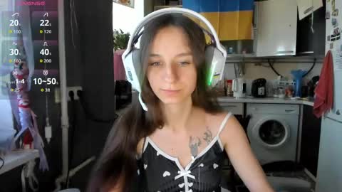 Snapshot of _nika_kik chatting on June 7, 5:00 am Nika online show from June 7, 5:00 am