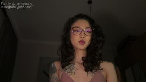 Snapshot of _octopussy_ chatting on April 20, 9:27 pm Mikayla online show from April 20, 9:27 pm