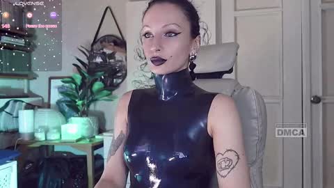 Snapshot of _owner_ chatting on February 23, 3:18 pm The Supreme Goddess Rose online show from February 23, 3:18 pm