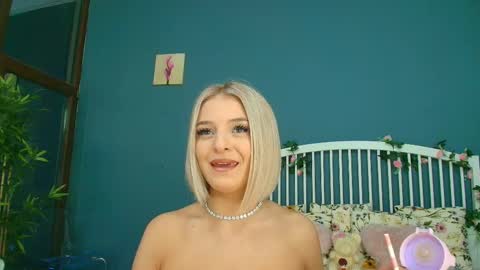 Snapshot of _parishill chatting on October 22, 4:13 am Alisa online show from October 22, 4:13 am