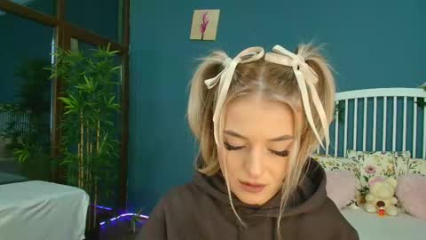 Snapshot of _parishill chatting on October 23, 4:23 am Alisa online show from October 23, 4:23 am