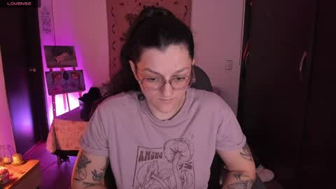 Snapshot of _peach__ chatting on May 31, 2:53 am violeta ig online show from May 31, 2:53 am