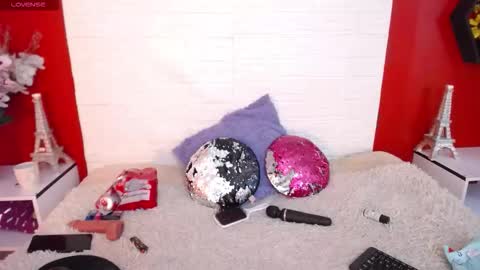 Laura online show from October 31, 6:42 pm