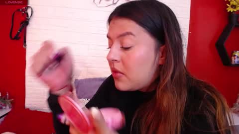 Laura online show from December 17, 5:30 pm