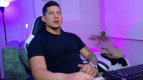 Snapshot of _robertobaggio chatting on July 23, 12:36 pm Roberto online show from July 23, 12:36 pm