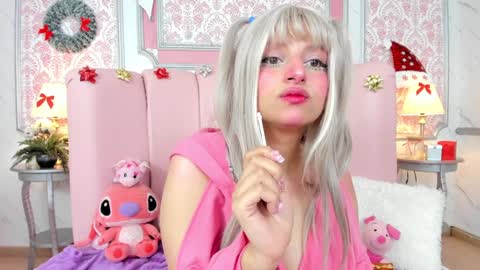 Snapshot of _saakuraa_ chatting on December 12, 8:43 pm 1430 2100 -5 online show from December 12, 8:43 pm