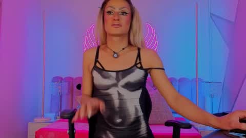 Snapshot of _scarletmoore chatting on June 5, 8:09 am Scarlett online show from June 5, 8:09 am