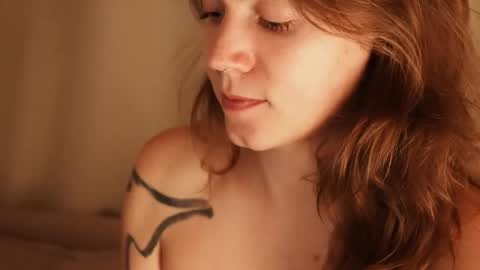 Snapshot of _sensualia_ chatting on September 24, 7:39 pm Lia online show from September 24, 7:39 pm