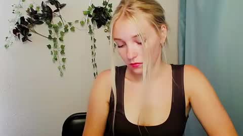 Snapshot of _snow_queen__ chatting on June 15, 11:45 am Rachel online show from June 15, 11:45 am