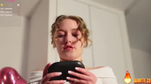Snapshot of _taylor_swift chatting on June 24, 6:56 am Taylor online show from June 24, 6:56 am
