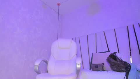 Snapshot of _tinyrousse_ chatting on January 18, 6:53 pm Rousse online show from January 18, 6:53 pm