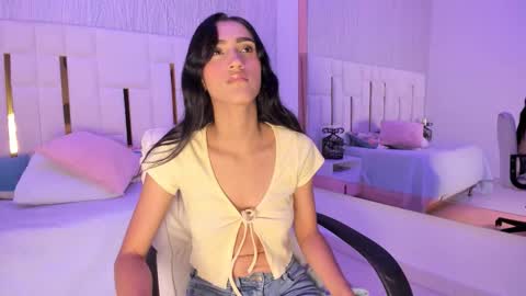 Snapshot of _tinyrousse_ chatting on November 5, 7:03 pm Rousse online show from November 5, 7:03 pm