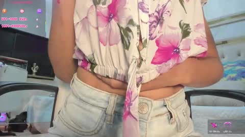 Snapshot of _tinyrousse_ chatting on December 1, 7:08 pm Rousse online show from December 1, 7:08 pm