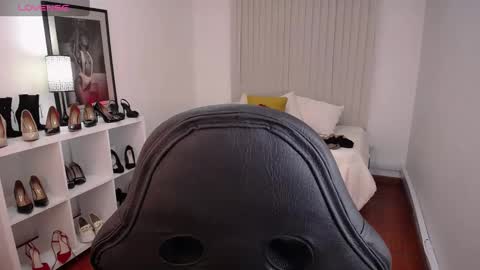 Snapshot of _victoria_collins chatting on December 4, 4:05 pm Sol online show from December 4, 4:05 pm