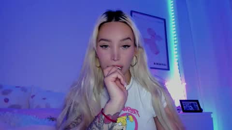 Snapshot of _viioletweekend_ chatting on March 12, 9:35 pm online show from March 12, 9:35 pm