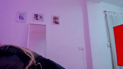 Snapshot of _viioletweekend_ chatting on December 5, 7:21 pm online show from December 5, 7:21 pm