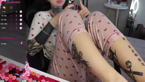 Snapshot of _viv1an_ chatting on November 8, 8:36 am Alis online show from November 8, 8:36 am