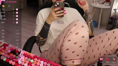 Snapshot of _viv1an_ chatting on November 12, 8:04 am Alis online show from November 12, 8:04 am