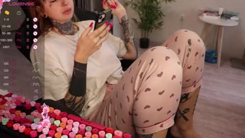 Snapshot of _viv1an_ chatting on November 22, 8:13 am Alis online show from November 22, 8:13 am