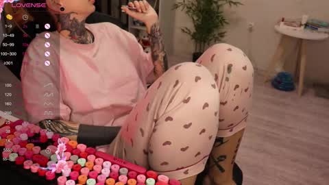 Snapshot of _viv1an_ chatting on December 1, 8:41 am Alis online show from December 1, 8:41 am