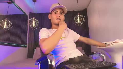  white fox  online show from September 18, 9:39 pm