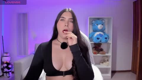 Snapshot of _wtdreamgirl chatting on June 4, 5:35 am Luisa online show from June 4, 5:35 am