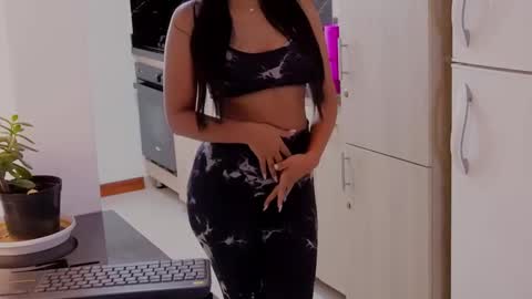 Snapshot of _your_little_nut chatting on January 18, 3:59 pm Macca and Ana online show from January 18, 3:59 pm