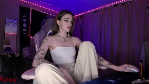 Snapshot of _yourwetdreams_ chatting on April 19, 8:57 am Roxy online show from April 19, 8:57 am