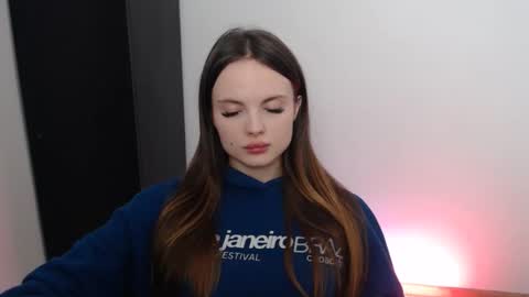 a_ariella_ online show from September 12, 12:27 pm