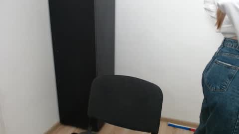 a_ariella_ online show from September 22, 12:40 pm