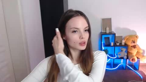 a_ariella_ online show from November 4, 1:32 pm