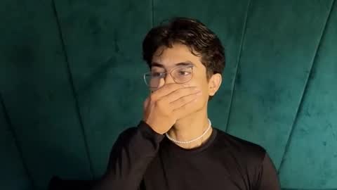 Aaron Ezequiel online show from October 31, 10:00 pm