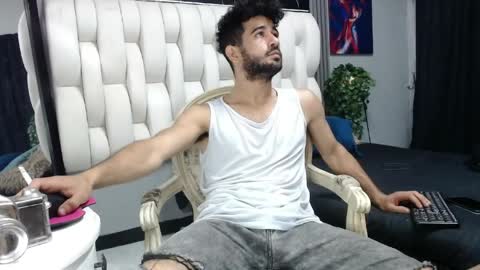 aaron_jones_1 online show from April 21, 3:35 am