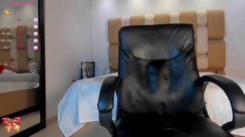 Aaron online show from December 11, 12:44 am