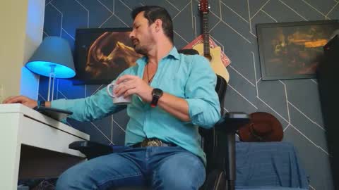 Aaron online show from October 3, 8:33 am