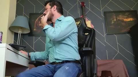 Aaron online show from December 3, 8:00 am