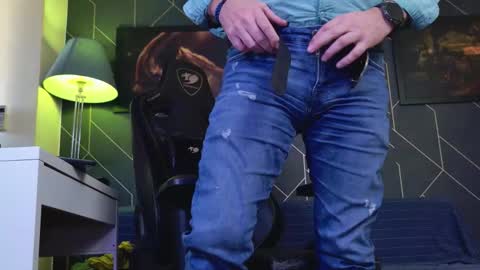 Snapshot of aaronbomer chatting on January 17, 12:21 pm Aaron online show from January 17, 12:21 pm