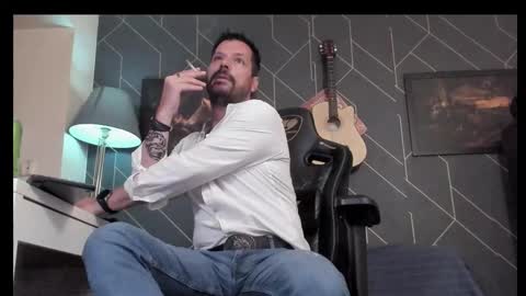 Snapshot of aaronbomer chatting on February 12, 9:21 pm Aaron online show from February 12, 9:21 pm