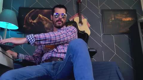 Snapshot of aaronbomer chatting on February 26, 1:43 pm Aaron online show from February 26, 1:43 pm