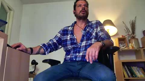 Snapshot of aaronbomer chatting on May 5, 12:51 am Aaron online show from May 5, 12:51 am