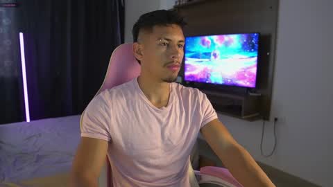 Snapshot of aaronfox_ chatting on May 4, 8:05 pm AARON online show from May 4, 8:05 pm