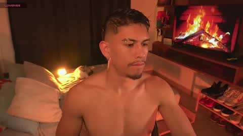 Snapshot of aaronfox_ chatting on June 6, 12:05 am AARON online show from June 6, 12:05 am