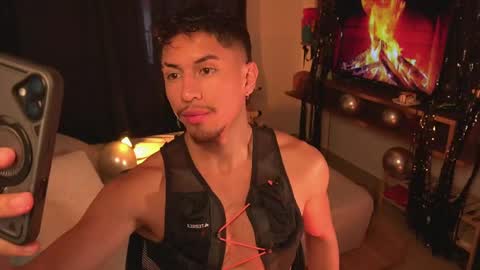 Snapshot of aaronfox_ chatting on June 8, 9:59 pm AARON online show from June 8, 9:59 pm