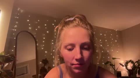 Snapshot of abbienextdoor chatting on November 11, 12:21 am Abbie online show from November 11, 12:21 am