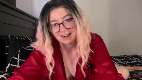 Snapshot of abbiwillow chatting on July 6, 3:14 pm Abbi Willow online show from July 6, 3:14 pm