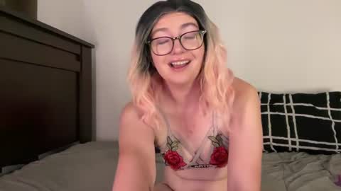 Snapshot of abbiwillow chatting on August 7, 3:14 pm Abbi Willow online show from August 7, 3:14 pm
